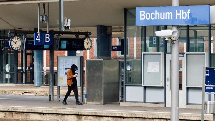 Ein Mann läuft auf einem Bahnsteig des Bochumer Hauptbahnhofs entlang