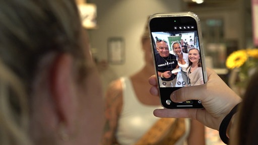 Justine Ahlers macht ein Selfie mit Fans 