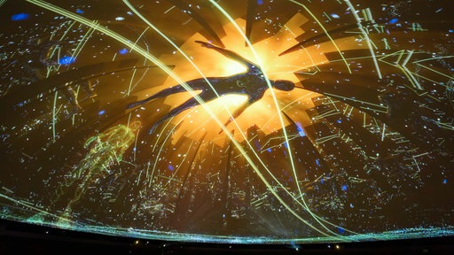 Kunstvolle Projektion einer Person in der Kuppel des Planetarium Bochum