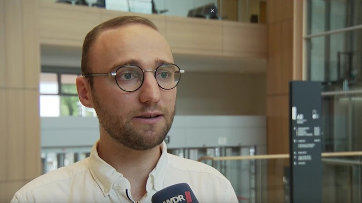 Ein Mann steht im Landgericht Bochum und gibt ein Interview
