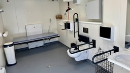 Diese neue inklusive Toilette bietet Menschen mit Behinderungen und ihren Pflegepersonen Unterstützung.