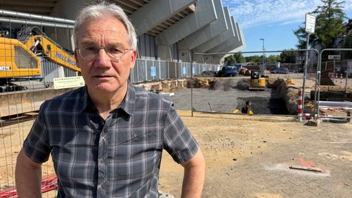 Ralf Meyer vor der Baustelle des Ruhrstadions