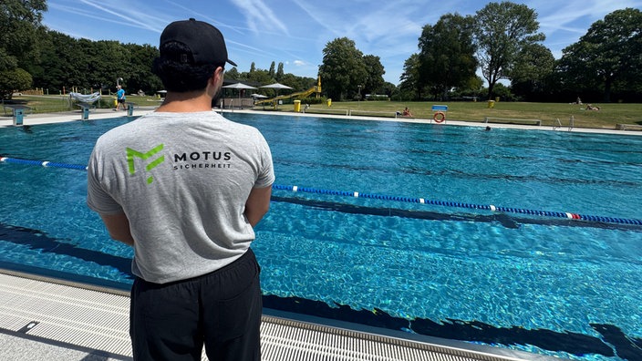 Sicherheits-Mitarbeiter im Freibad Bochum-Werne