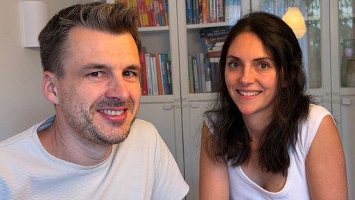 Ein Mann und eine Frau sitzen am Tisch