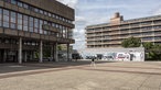 Jemand läuft über das betonpflaster vor der Unibibliothek in Bochum