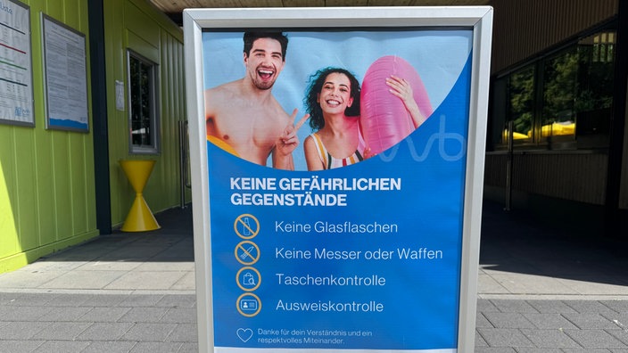 Dieses Schild steht jetzt am Freibad-Eingang