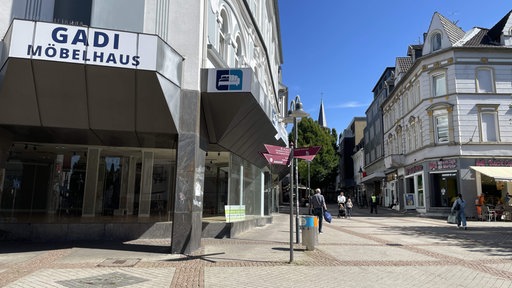Ein leerstehendes Möbelhaus und weitere Läden in der Fußgängerzone von Bochum-Wattenscheid