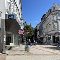 Ein leerstehendes Möbelhaus und weitere Läden in der Fußgängerzone von Bochum-Wattenscheid