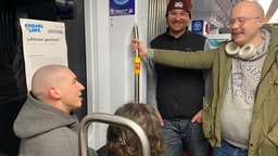 Vier Personen sind in der U35 und unterhalten sich 