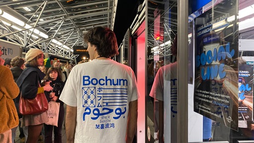 Viele Menschen stehen an einem Bahnsteig der U35 in Bochum