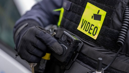Das Bild zeigt die Bodycam eines Polizisten.