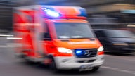 Ein Krankenwagen fährt mit Blaulicht