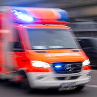 Ein Krankenwagen fährt mit Blaulicht