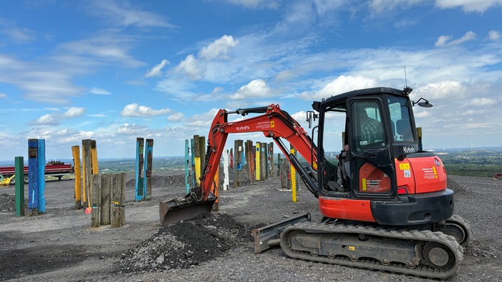 Ein Bagger gräbt auf der Halde Haniel