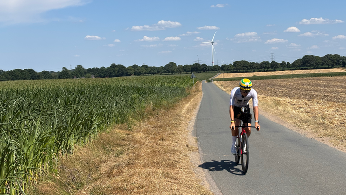 Tyler Smuda fährt Fahrrad auf einer ländlichen Straße. 