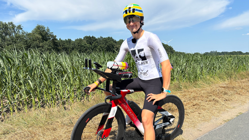 Tyler Smuda sitzt auf seinem Rad und lächelt.