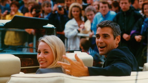 George Clooney in einem Cabrio