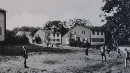 Kinder spielen auf dem Gelände des ehemaligen Kindervollheims St. Konrad in Bottrop