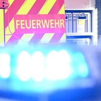 Blaulicht. Im Hintergrund ist der Schriftzug "Feuerwehr" zu sehen. 