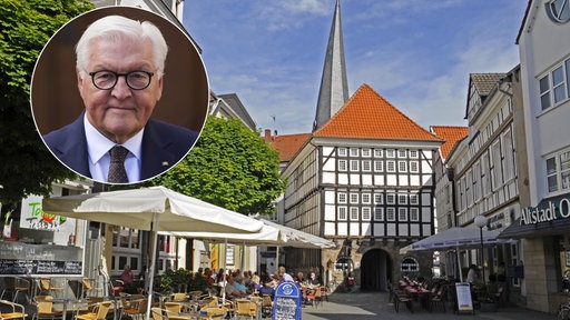 Das alte Rathaus von Hattingen, Fachwerkhäuser und Cafés, oben links ein Bild von Frank-Walter Steinmeier.