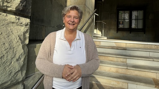 Hattingens Bürgermeisterin Melanie Witte-Lonsing auf der Treppe vor dem Rathaus.