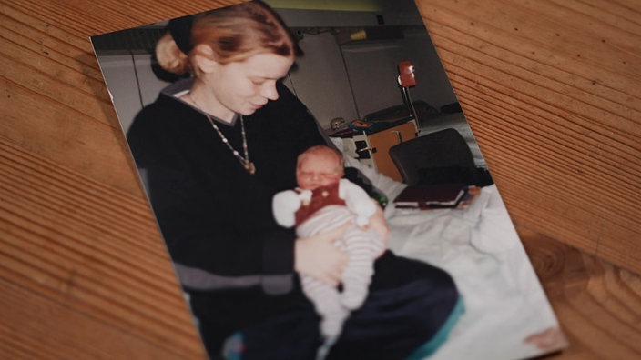 Ein Foto, das auf einem Holztisch liegt, es zeigt die junge Mutter Bianca Blömeke aus Essen