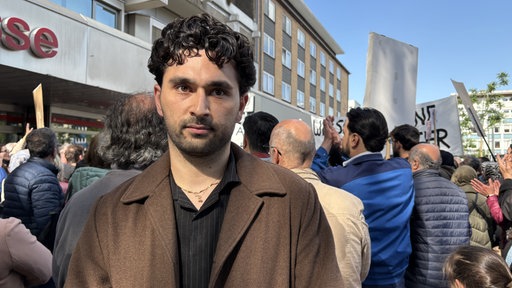 Demo-Veranstalter Soner Sari blickt ernst in die Kamera.