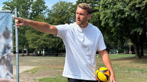 Alexander Walkenhorst zeigt auf die Festwiese im Revierpark, auf der der Center Court entstehen soll