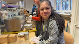 Das Bild zeigt die Schülerin Lulu, sie arbeitet im Schülercafé.