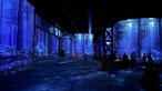 Blick in die alte Industriehalle von Phoenix de Lumières, Bilder von Dinosauriern werden auf die Wände projeziert
