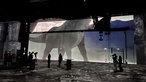 Körper und Beine eines riesigen Sauropoden werden auf die Wände projeziert