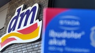 Im linken Bildausschnitt ist ein DM-Logo, rechts daneben eine Packung Schmerzmittel.