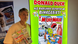Der verantwortliche Redakteur Johannes Kanty hält das neue Micky Maus Magazin in der Hand.