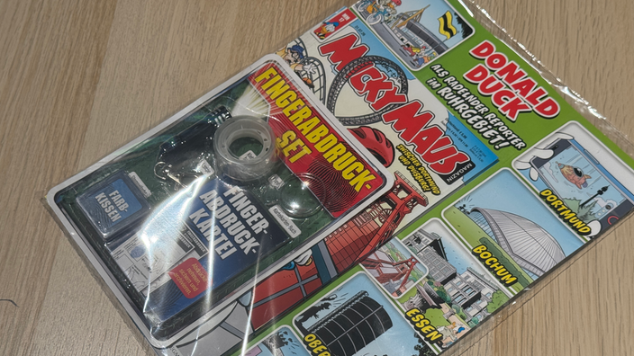 Eine Ausgabe des Mickey-Maus-Magazins mit Fingerabdruck-Set als beiliegendem Spielzeug