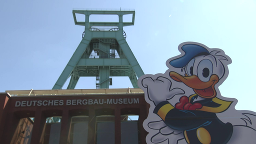 Ein Papp-Aufsteller von Donald Duck vor dem Bergbau-Museum in Bochum
