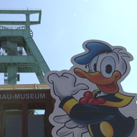 Ein Papp-Aufsteller von Donald Duck vor dem Bergbau-Museum in Bochum