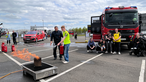 Ein junger Mann löscht ein Feuer am Dortmunder Flughafen.