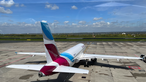 Ein Passagierflugzeug von Eurowings steht auf dem Flugplatz Dortmund.