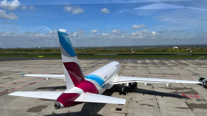 Ein Passagierflugzeug von Eurowings steht auf dem Flugplatz Dortmund.