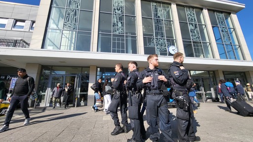 Eine Gruppe von Polizisten steht vor dem Eingang des Dortmunder Hauptbahnhofes