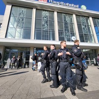 Eine Gruppe von Polizisten steht vor dem Eingang des Dortmunder Hauptbahnhofes