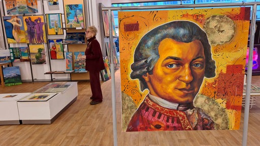 Im ehemaligen Kaufhof in Dortmund stehen und hängen zahlreiche bunte Bilder, unter anderem ein Porträt von Mozart