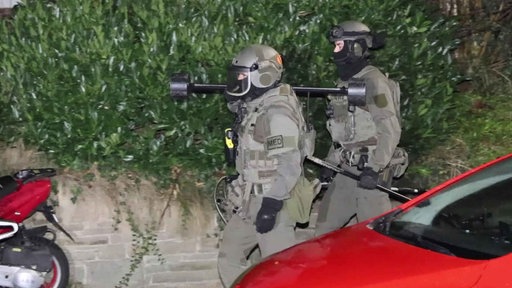 Auf dem Bild sind bewaffnete Polizisten des Spezialeinsatzkommandos zu sehen