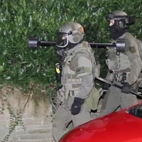 Auf dem Bild sind bewaffnete Polizisten des Spezialeinsatzkommandos zu sehen
