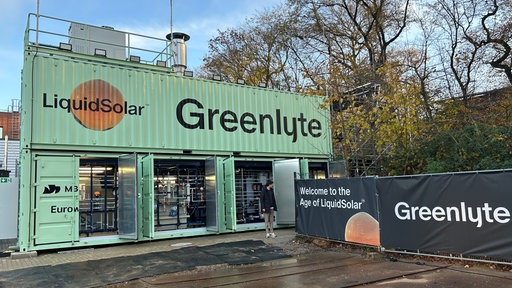 Das Bild zeigt ein Gegäude, die grüne Wasserstoffanlage, von außen.