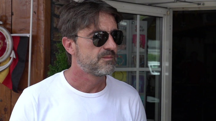 Bekim Ceka vom Lokal Coupé 1900 trägt eine Sonnenbrille und ein weißes Tshirt.