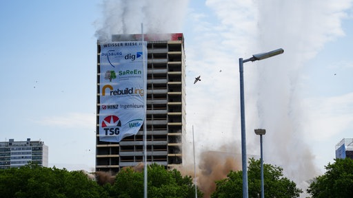 Ein Hochhaus wird kontolliert gesprengt