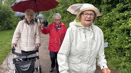 Läuferin Paula Schmitt, 98, beim Sponsorenlauf mit Marie Luise Witzke und Mutter Marlies Verberme hinter ihr.
