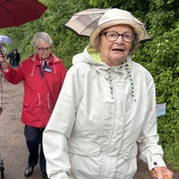 Läuferin Paula Schmitt, 98, beim Sponsorenlauf mit Marie Luise Witzke und Mutter Marlies Verberme hinter ihr.