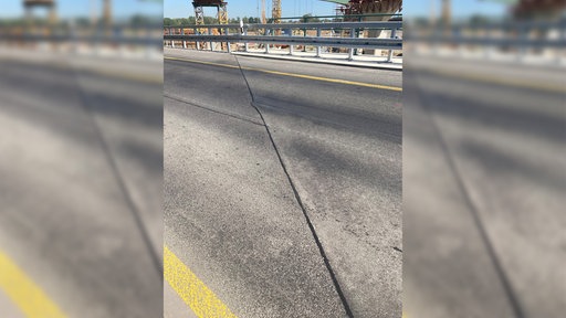 Der Asphalt auf der Autobahn A3 bei Duisburg hat sich durch die Hitze verformt